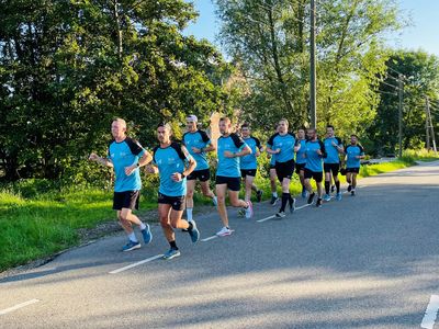 Il team Rik Zorgd che indossa maglie da corsa personalizzate durante un allenamento su strada all'aperto