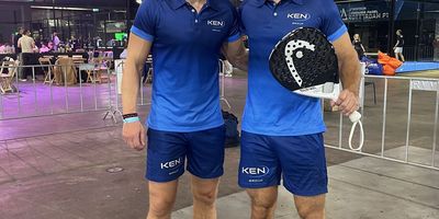 Atleti del KEN Group con abbigliamento da padel personalizzato in blu durante un evento indoor di padel