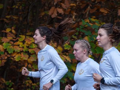 Divisa da calcio personalizzata con dettagli bianchi, progettata per prestazioni elevate