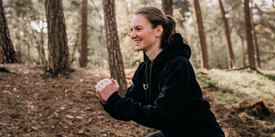 Neo5 gepersonaliseerde hoodie in zwart met logo gedragen door model voor bedrijfskleding