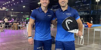athlètes KEN Group portant des tenues de padel personnalisées en bleu lors d’un événement indoor