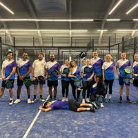 Padel en tennis shirts ontwerpen en bedrukken met eigen logo en ontwerp - klant foto paars wit blauw shirt op padel baan team