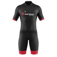 Body triathlon personalizzato Cordeel con design rosso, nero e motivo grafico da TD