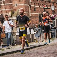 Trisuit personalizzata di Arend van Wijk durante un evento con design nero e giallo