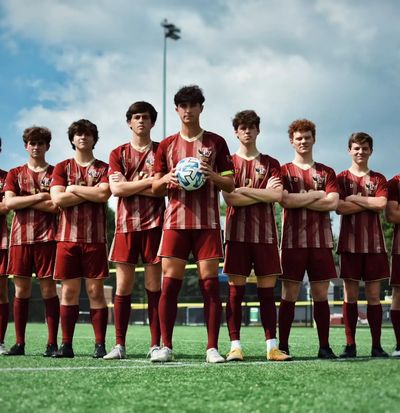 Maglie da calcio personalizzate con design su misura e logo del club rosso e oro