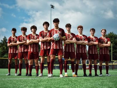 Maglie da calcio personalizzate con design su misura e logo del club rosso e oro