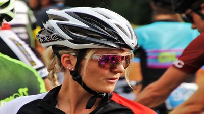 Vrouwen fietsen met mannen