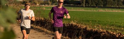 Maglie da corsa personalizzate con design viola e bianco con logo cliente per eventi e sport di squadra