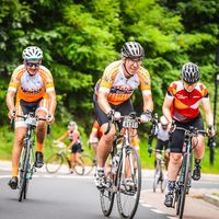 Ciclistas del Giro de Kika con maillots personalizados montando bicicletas de carretera durante el evento