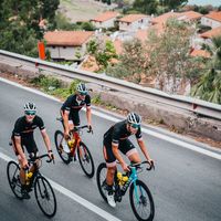 Maillot de ciclismo personalizado en negro y rosa para un cliente de TD