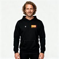 Neo5 Hoodie in Schwarz mit Logo, getragen als Firmenbekleidung