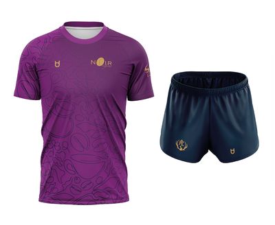 Outfit da corsa personalizzato con maglia viola e pantaloncini blu navy con design a motivo unico