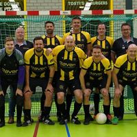 Squadra futsal Raven con maglie da calcio personalizzate nere e gialle durante una foto di squadra indoor