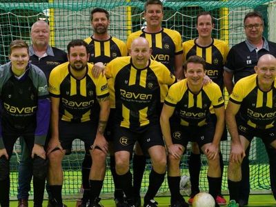 Divisa da calcio personalizzata con dettagli bianchi, progettata per prestazioni elevate