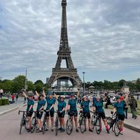 team con abbigliamento personalizzato sotto la torre Eiffel con maglie verdi personalizzate di TD