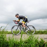 Crea tu propio mono de triatlón personalizado – diseño amarillo y negro con el logo del cliente.