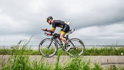 Crea tu propio mono de triatlón personalizado – diseño amarillo y negro con el logo del cliente.