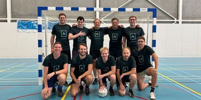 Personalizza maglia da calcio: il tuo design e il logo della tua squadra indoor in verde e nero